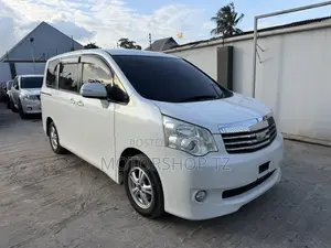 Toyota Noah 2.0 143hp FWD (7 Seater) 2012 White