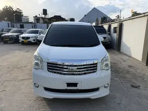 Toyota Noah 2.0 143hp FWD (7 Seater) 2012 White