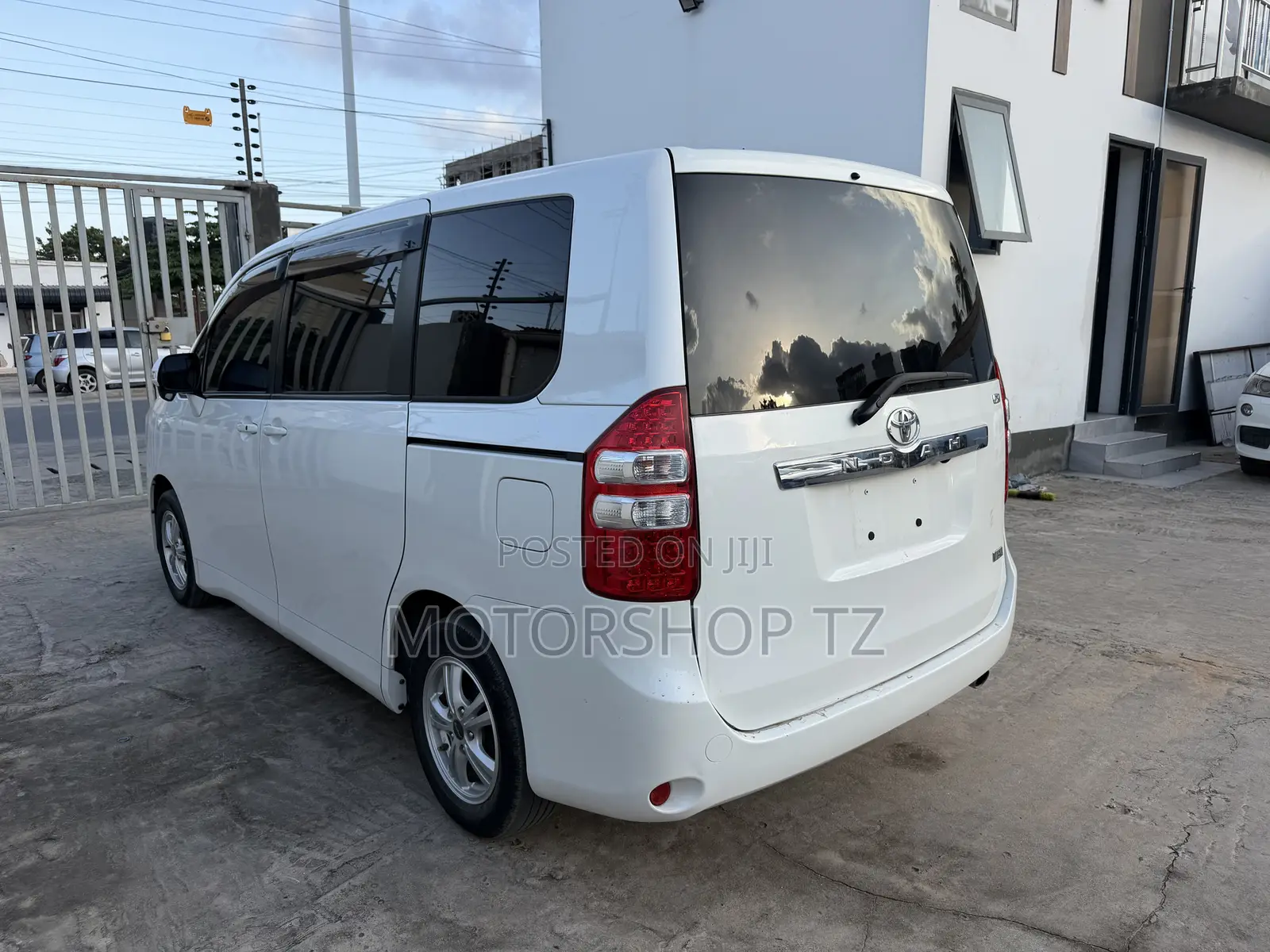 Toyota Noah 2.0 143hp FWD (7 Seater) 2012 White