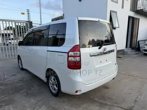Toyota Noah 2.0 143hp FWD (7 Seater) 2012 White