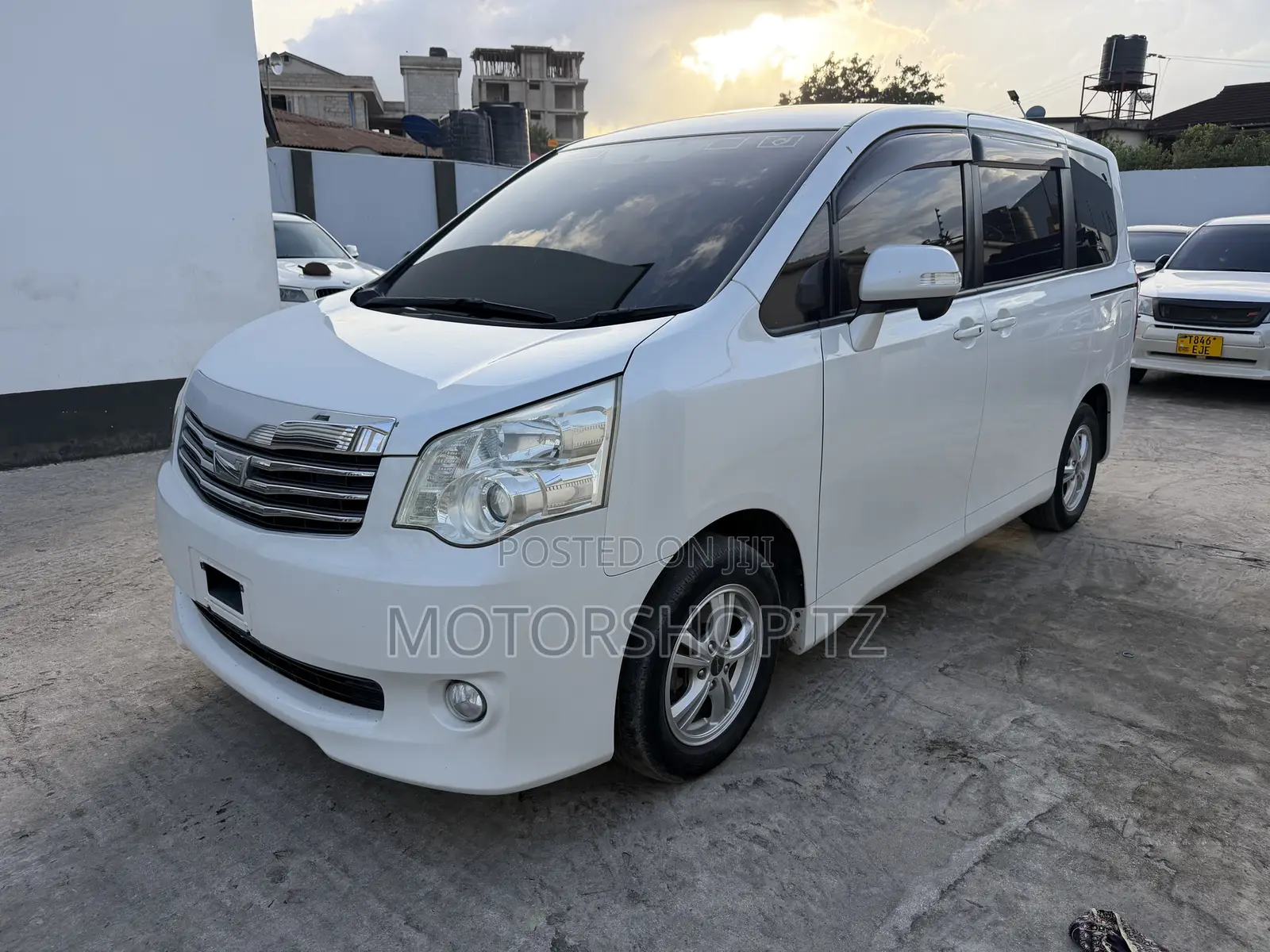 Toyota Noah 2.0 143hp FWD (7 Seater) 2012 White
