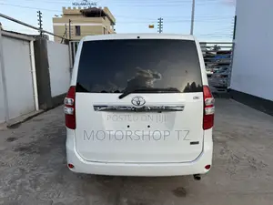 Toyota Noah 2.0 143hp FWD (7 Seater) 2012 White