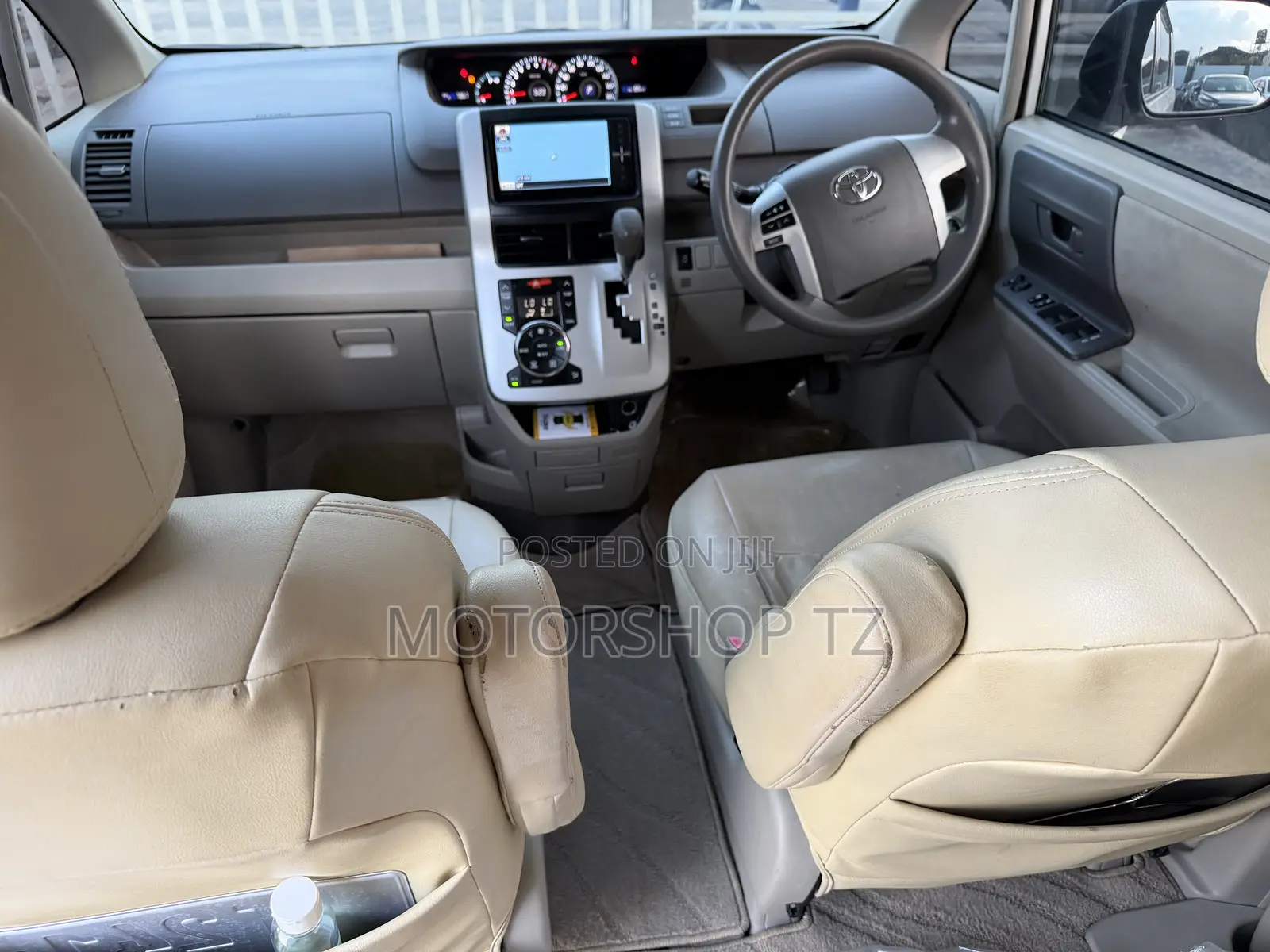 Toyota Noah 2.0 143hp FWD (7 Seater) 2012 White
