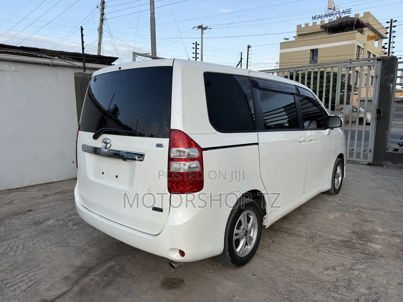 Toyota Noah 2.0 143hp FWD (7 Seater) 2012 White