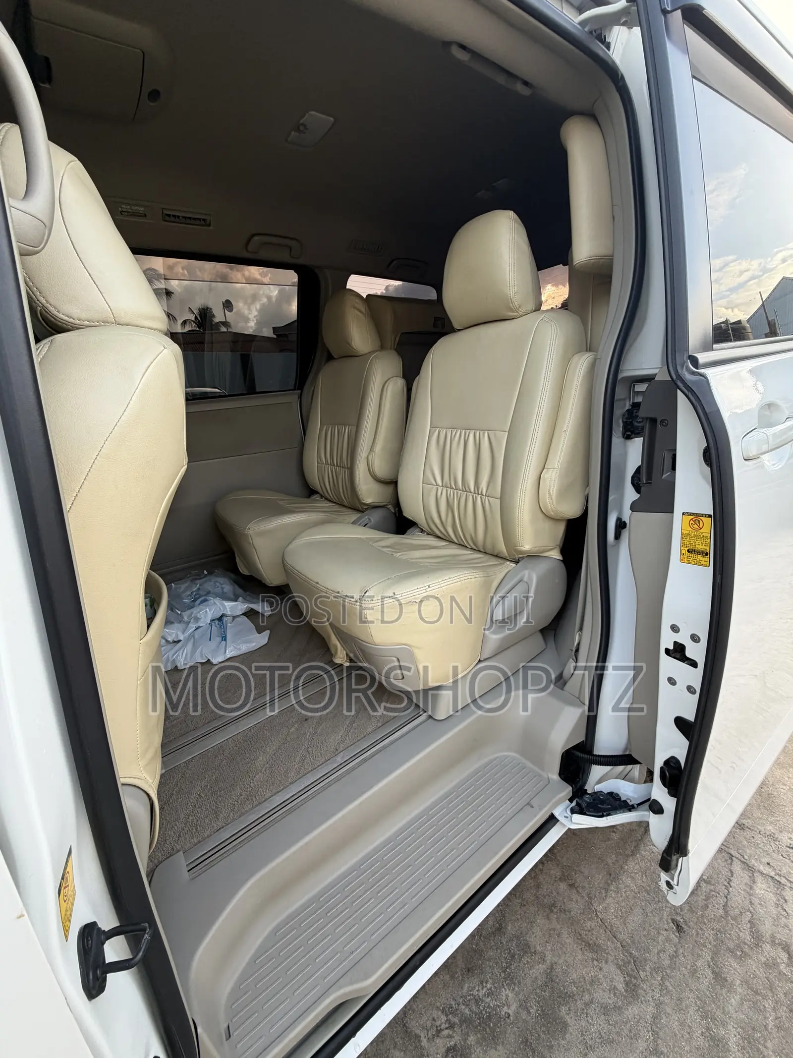 Toyota Noah 2.0 143hp FWD (7 Seater) 2012 White