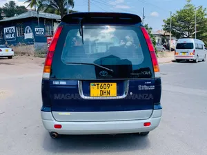 Toyota Noah 2005 Blue