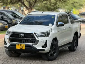 Toyota Hilux 2022 White