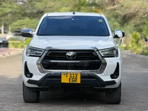 Toyota Hilux 2022 White