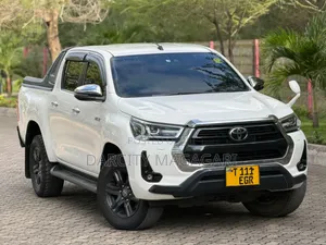 Toyota Hilux 2022 White