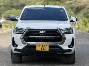 Toyota Hilux 2022 White