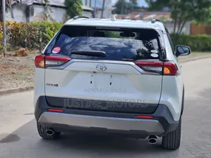 Toyota RAV4 2021 White
