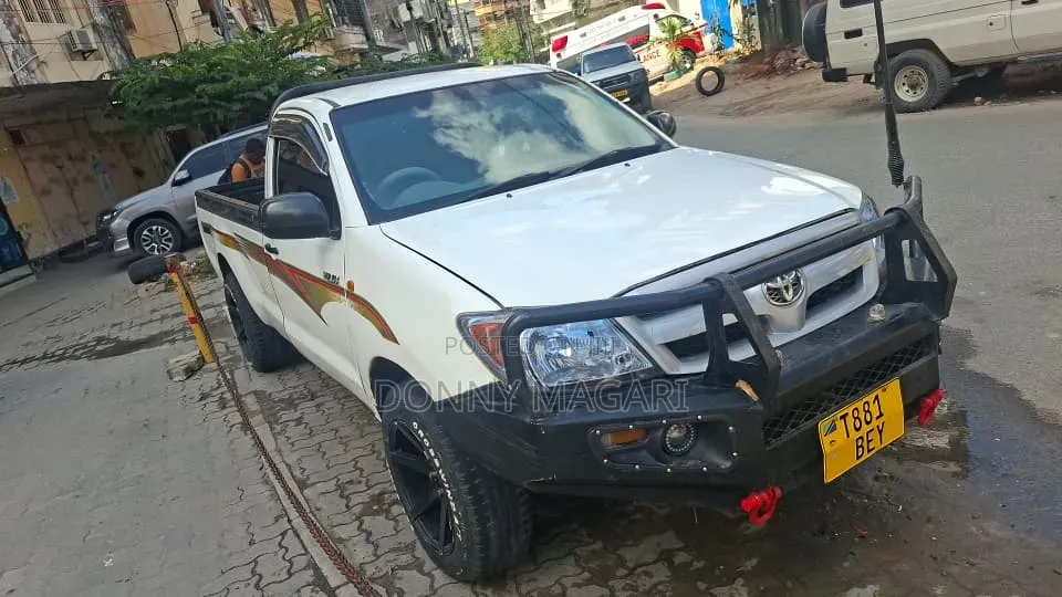 Toyota Hilux 2006 White