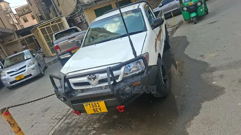Toyota Hilux 2006 White