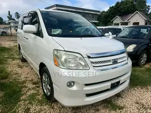 Toyota Noah 2006 Purple