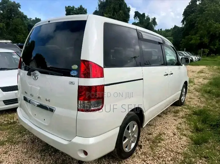 Toyota Noah 2006 Purple