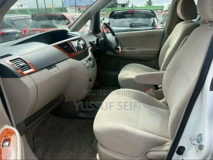 Toyota Noah 2006 Purple