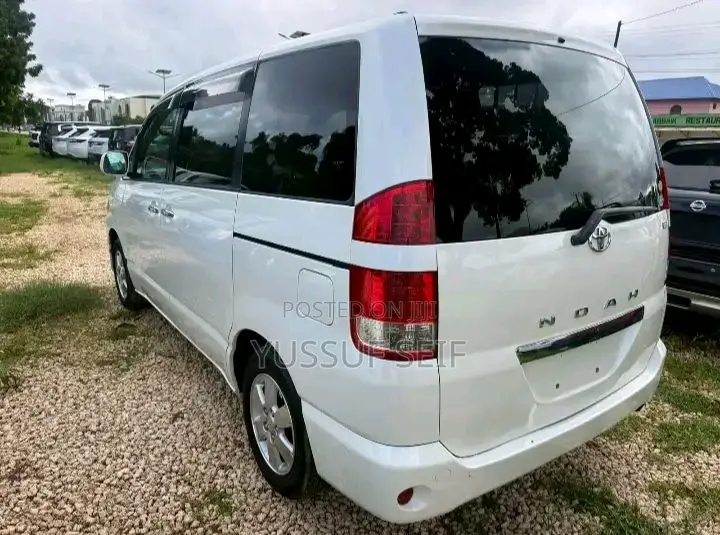 Toyota Noah 2006 Purple