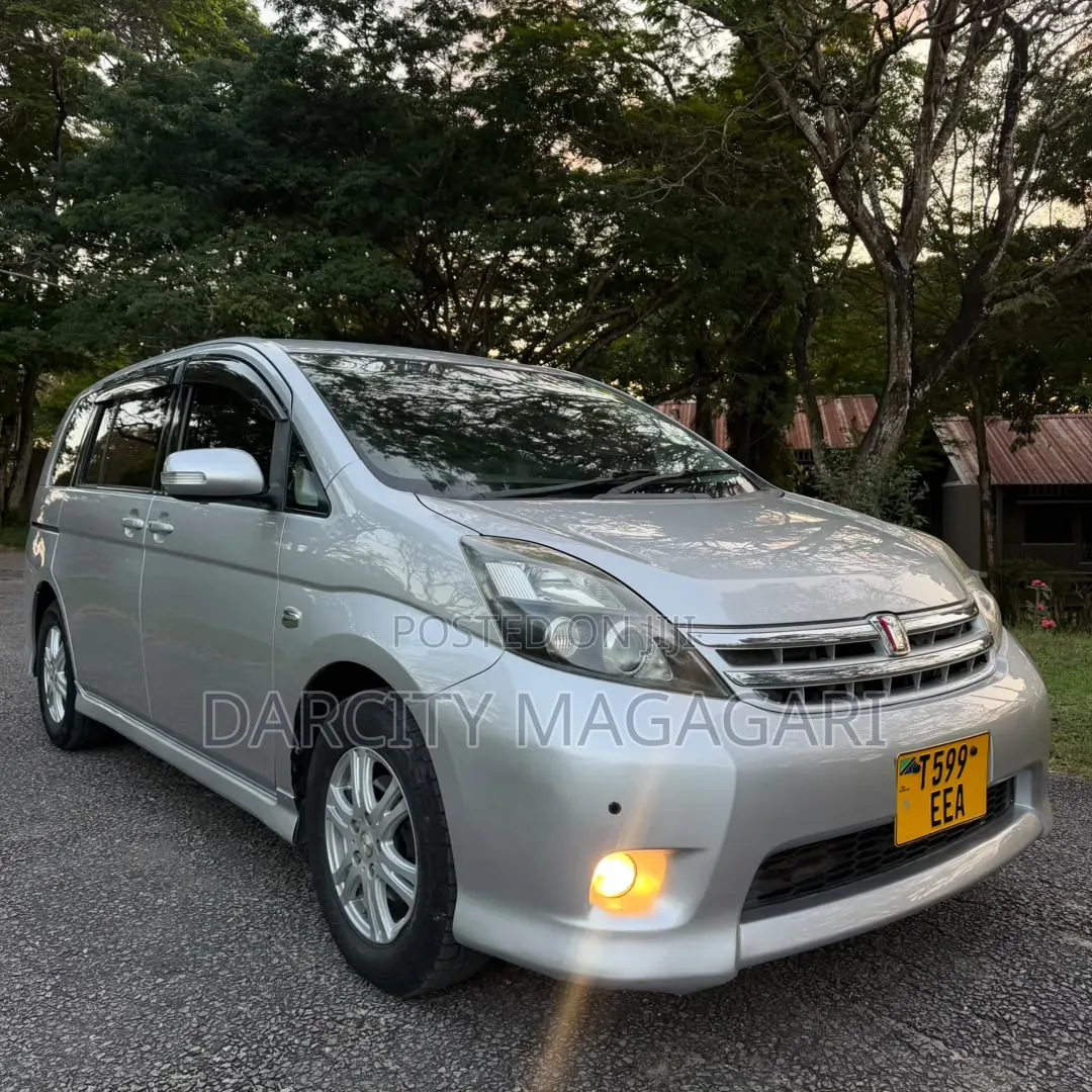 Toyota ISIS 2006 Silver