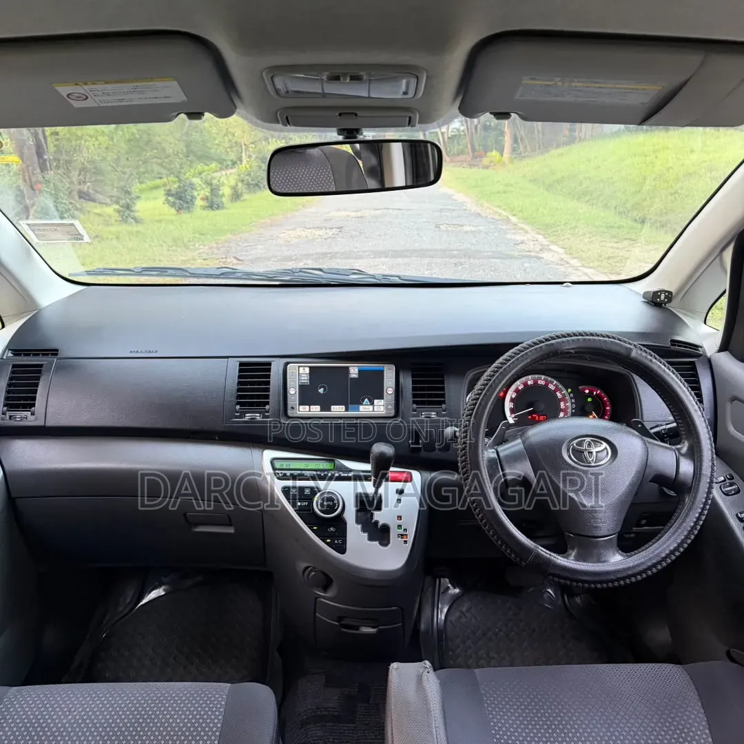 Toyota ISIS 2006 Silver