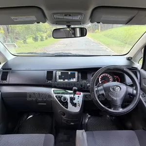 Toyota ISIS 2006 Silver