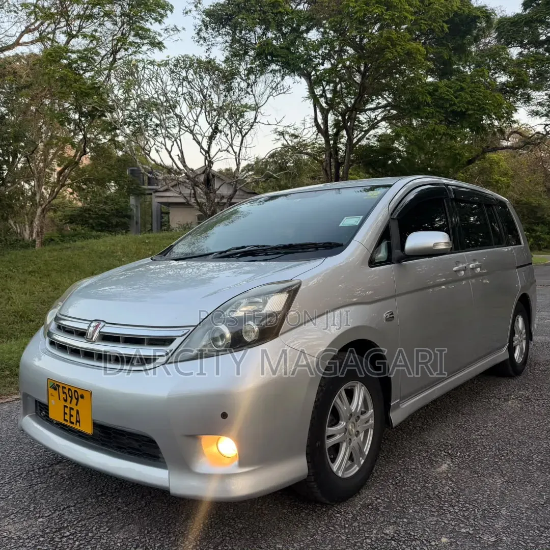 Toyota ISIS 2006 Silver