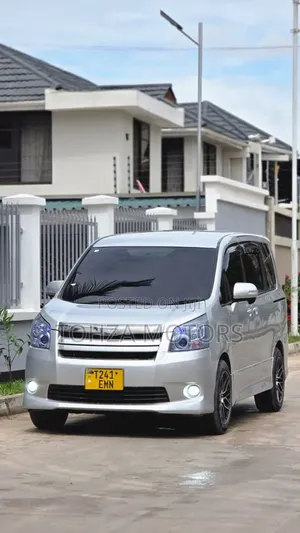 Toyota Noah 2013 Silver