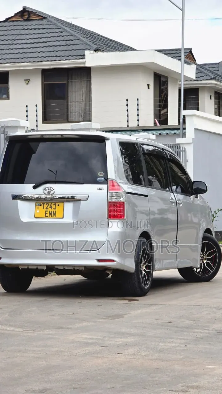 Toyota Noah 2013 Silver