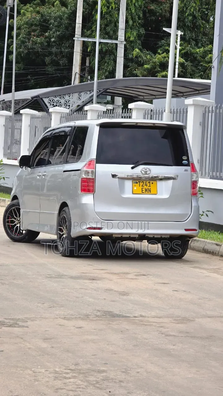 Toyota Noah 2013 Silver