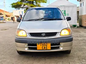 Toyota Raum 2000 Silver