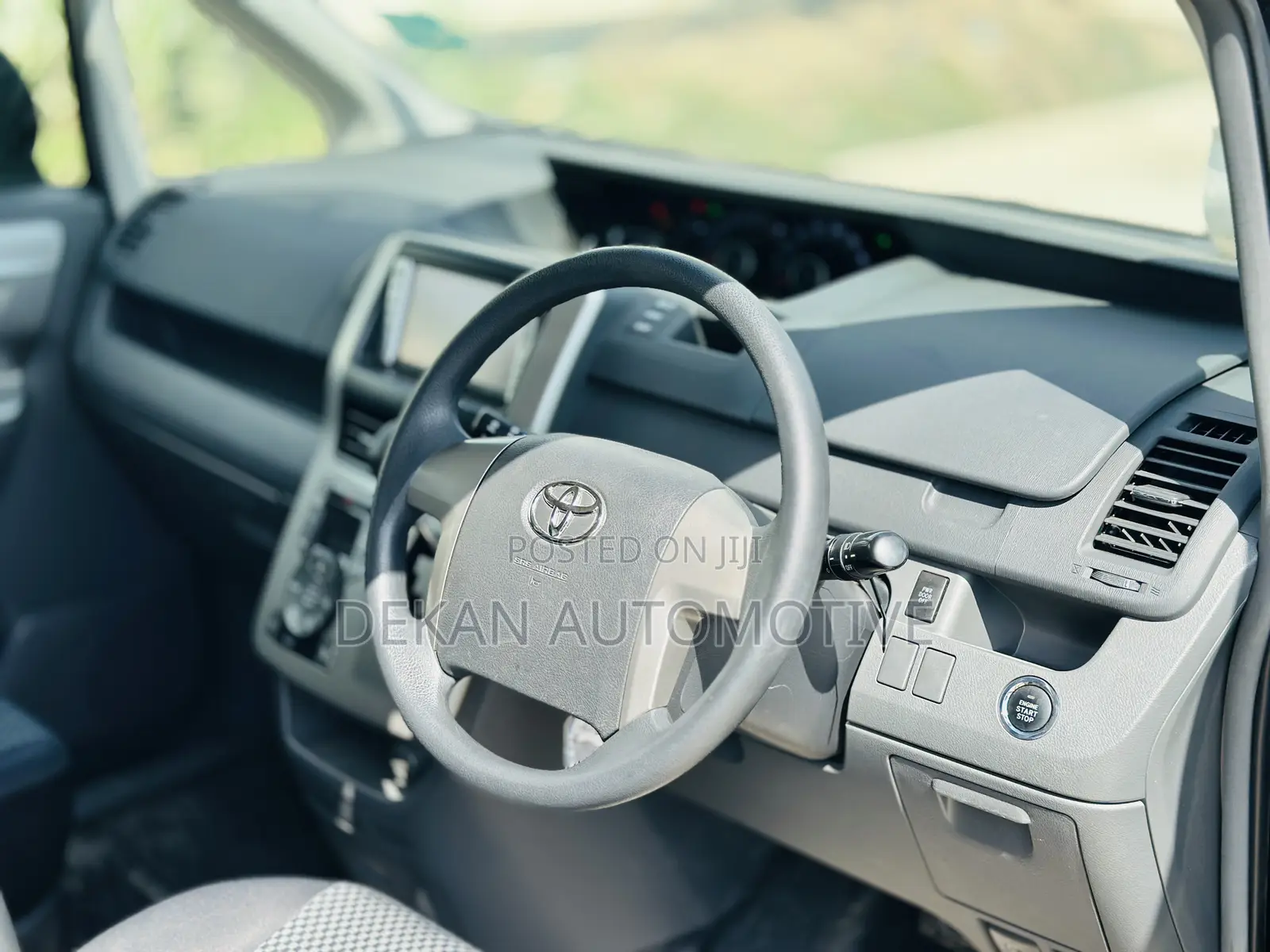 Toyota Noah 2.0 143hp FWD (8 Seater) 2010 Black