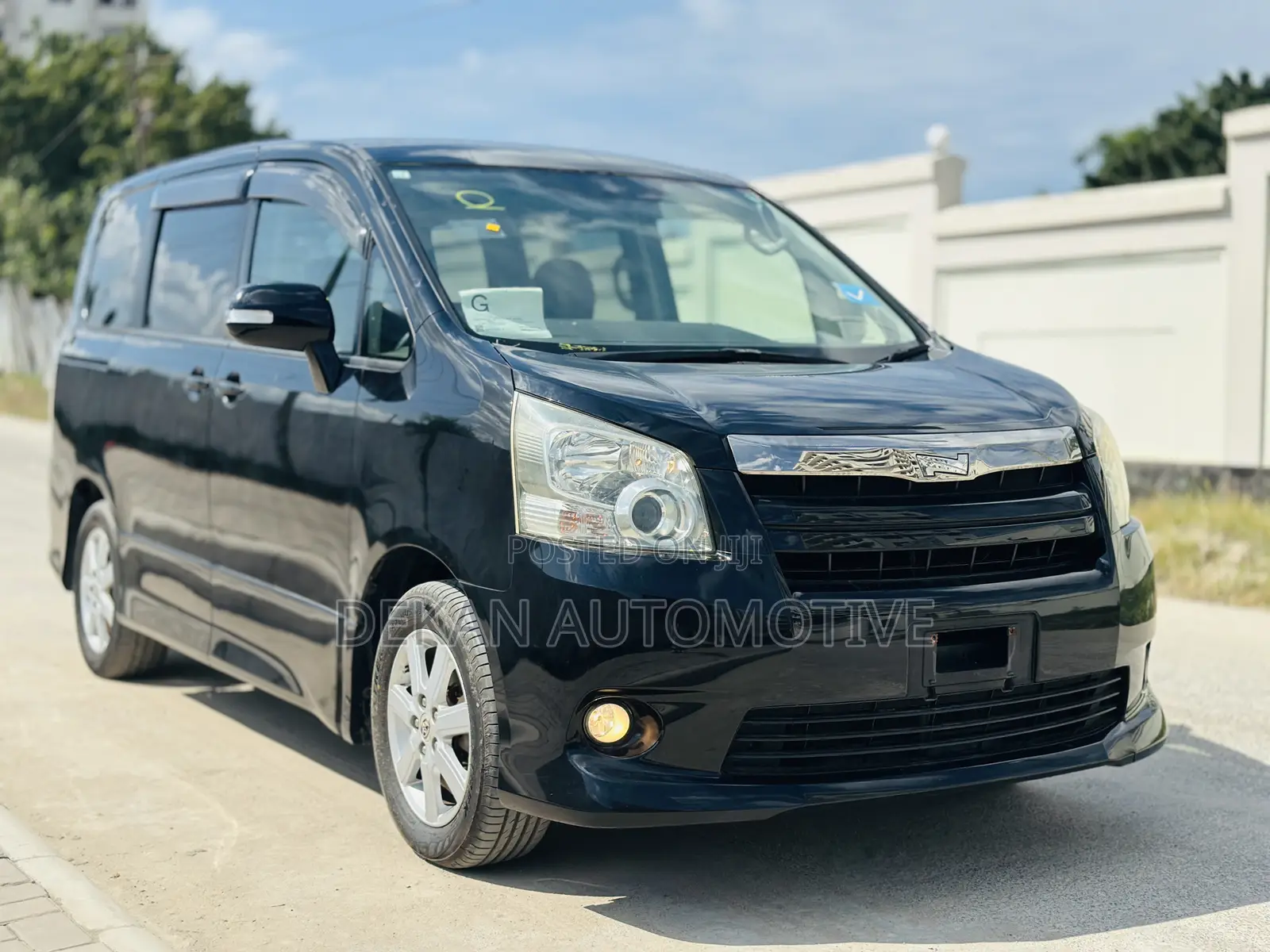 Toyota Noah 2.0 143hp FWD (8 Seater) 2010 Black