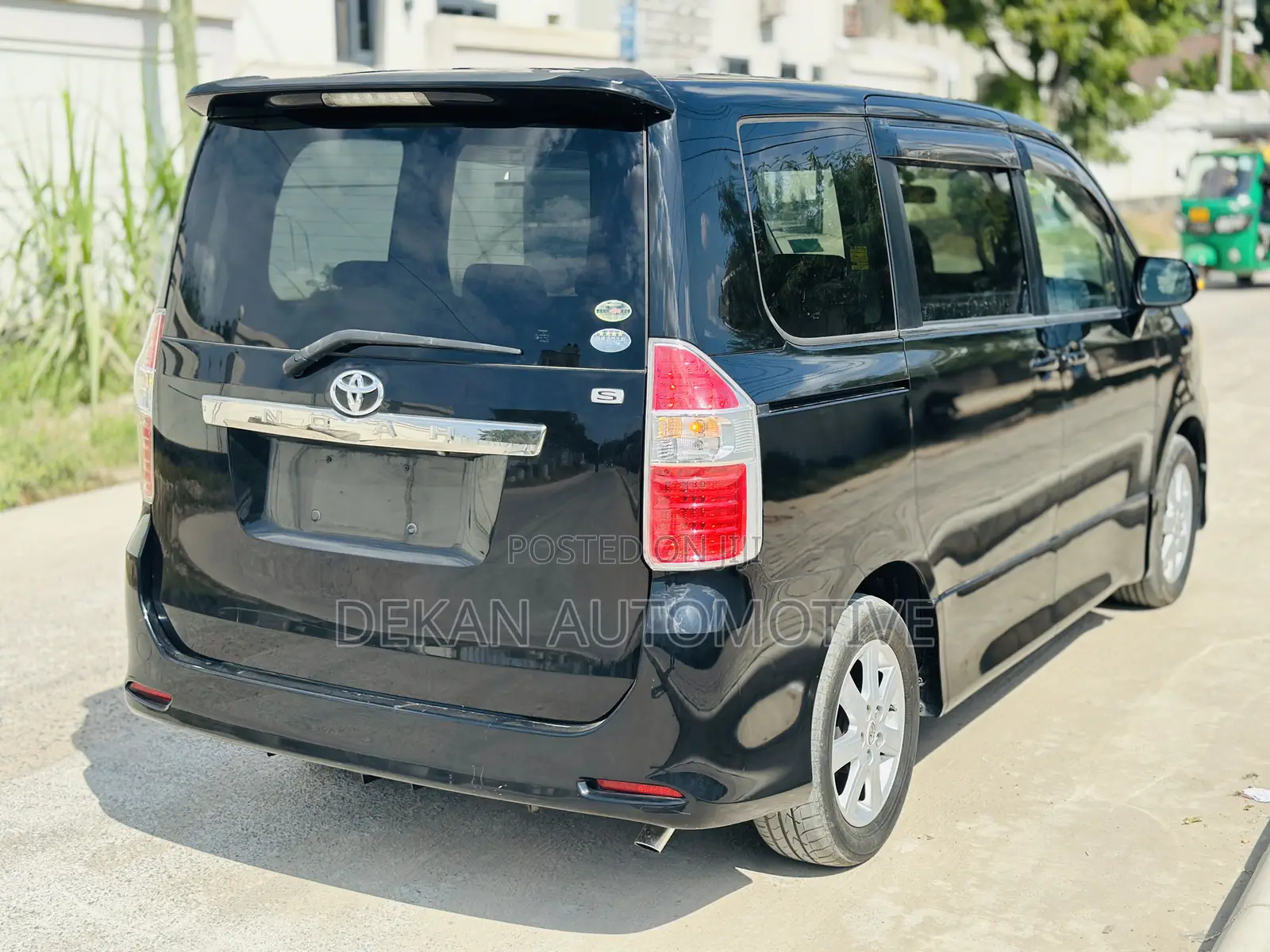 Toyota Noah 2.0 143hp FWD (8 Seater) 2010 Black
