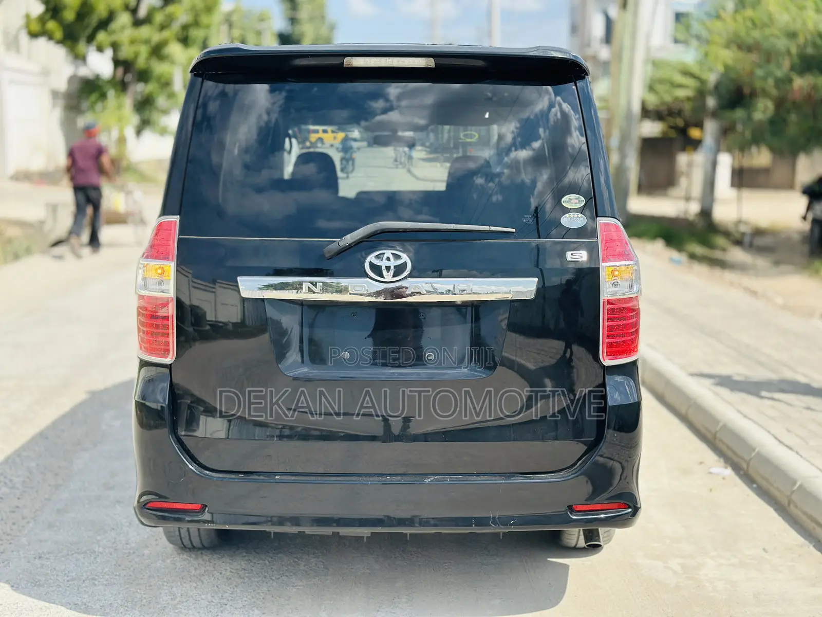Toyota Noah 2.0 143hp FWD (8 Seater) 2010 Black