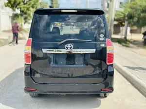Toyota Noah 2.0 143hp FWD (8 Seater) 2010 Black