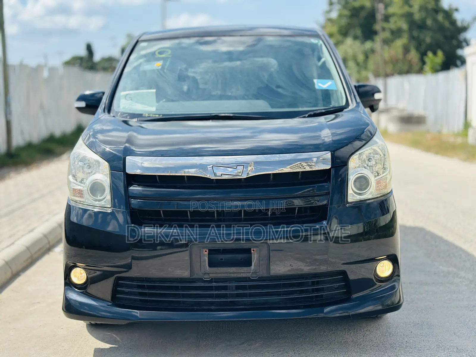 Toyota Noah 2.0 143hp FWD (8 Seater) 2010 Black