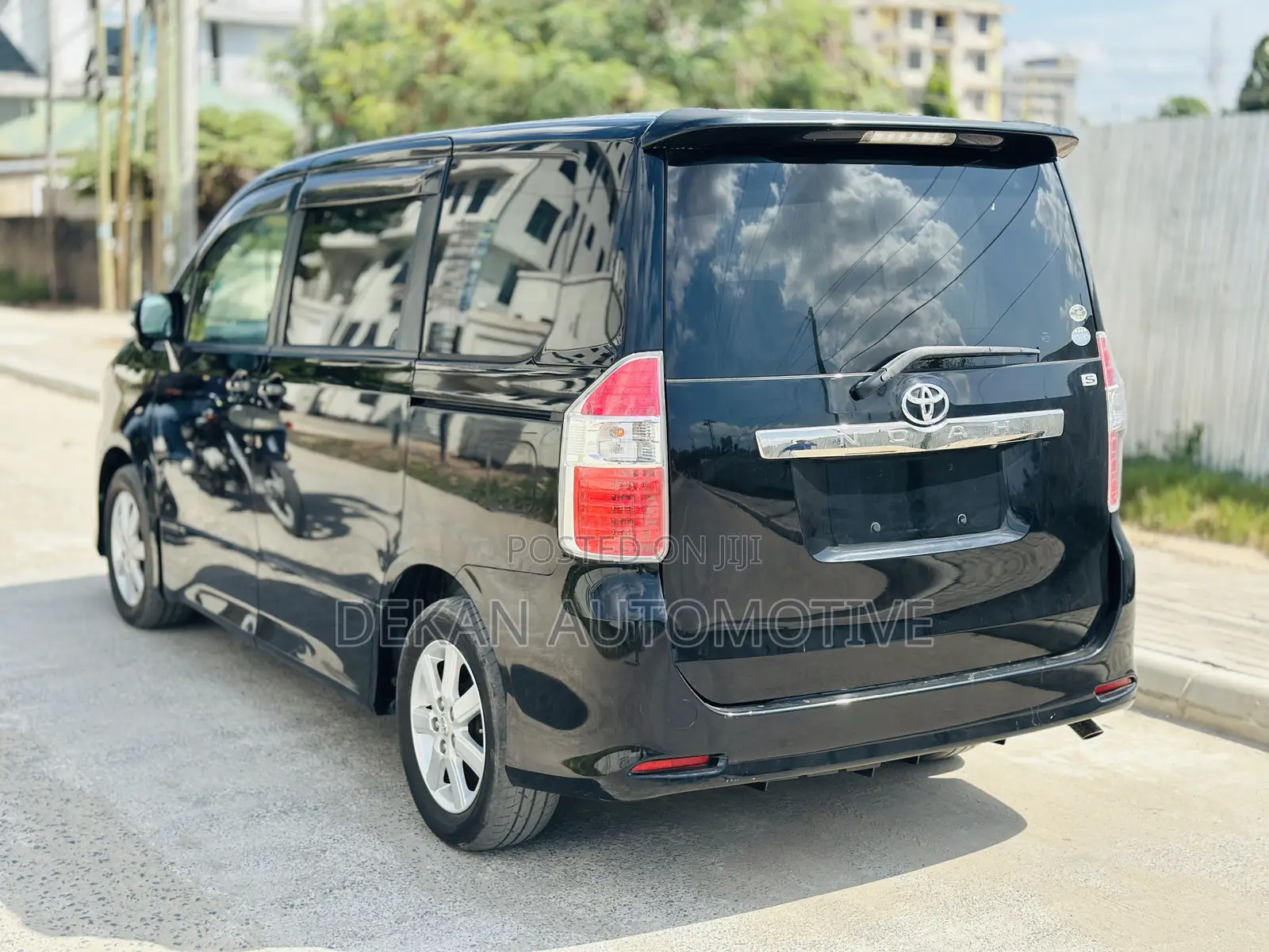 Toyota Noah 2.0 143hp FWD (8 Seater) 2010 Black