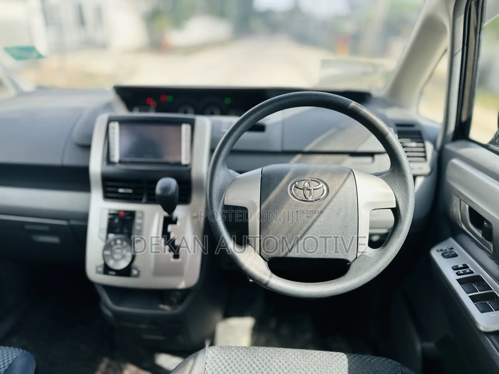 Toyota Noah 2.0 143hp FWD (8 Seater) 2010 Black