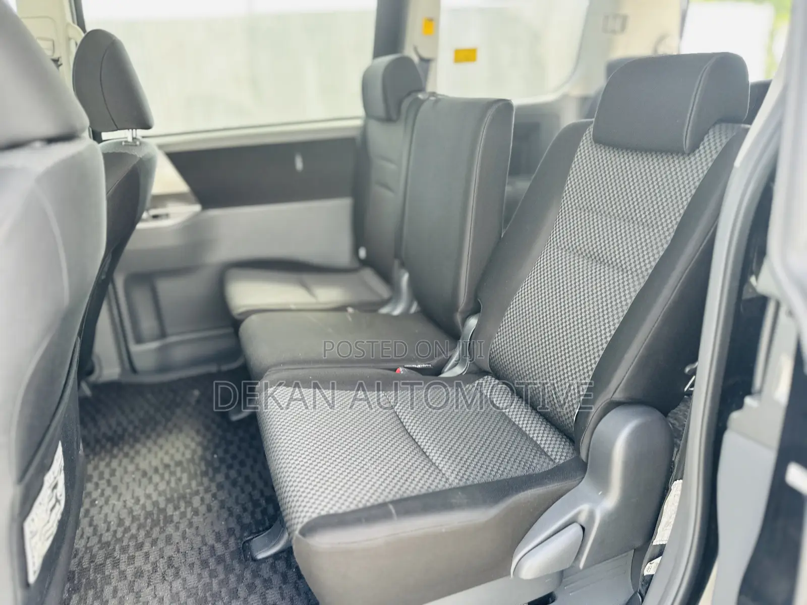 Toyota Noah 2.0 143hp FWD (8 Seater) 2010 Black