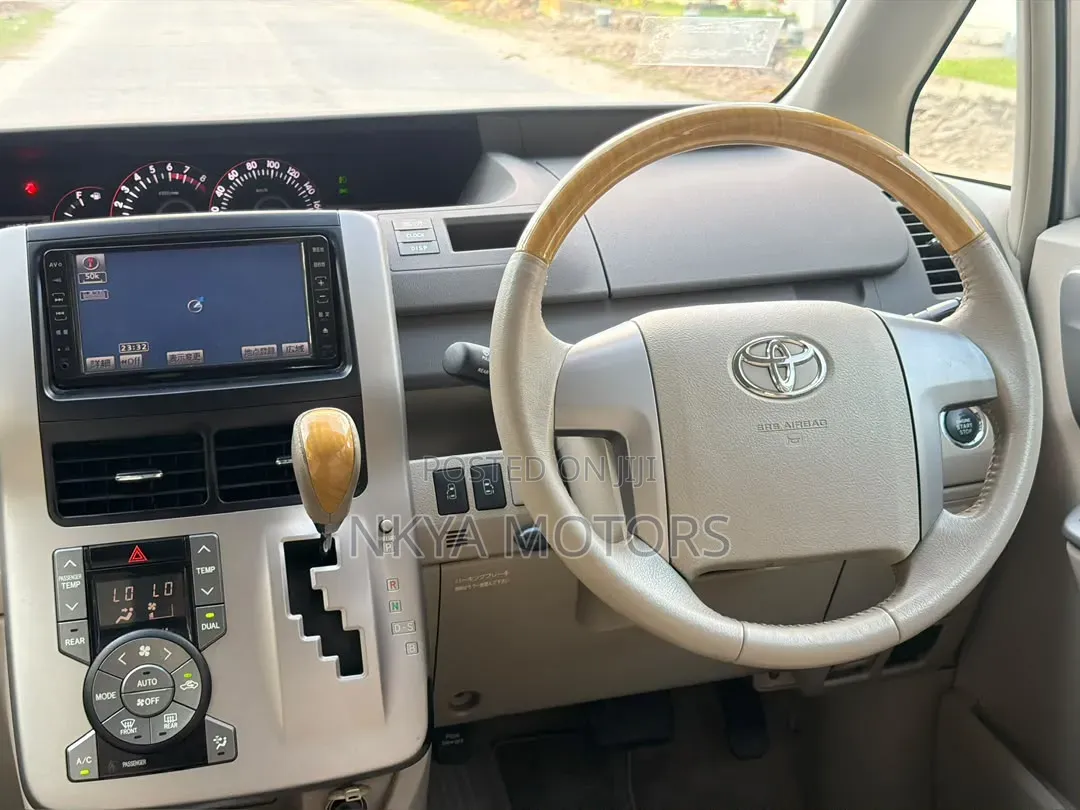 Toyota Noah 2009 Gray