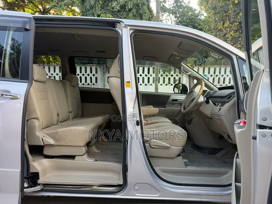 Toyota Noah 2009 Gray