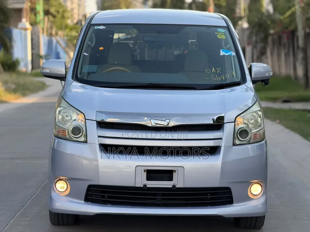 Toyota Noah 2009 Gray