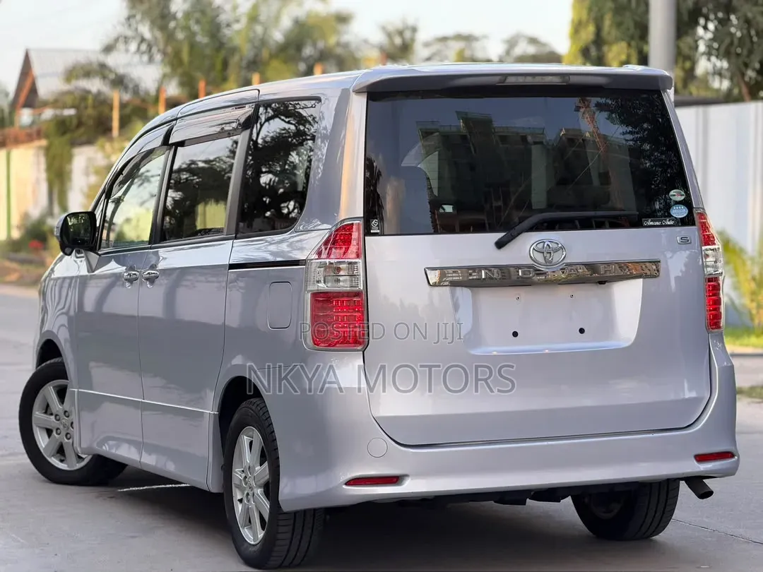 Toyota Noah 2009 Gray