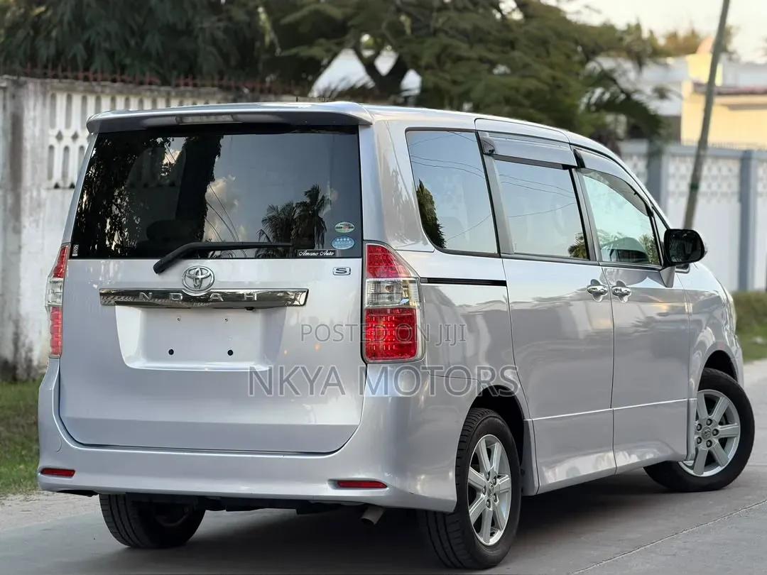 Toyota Noah 2009 Gray