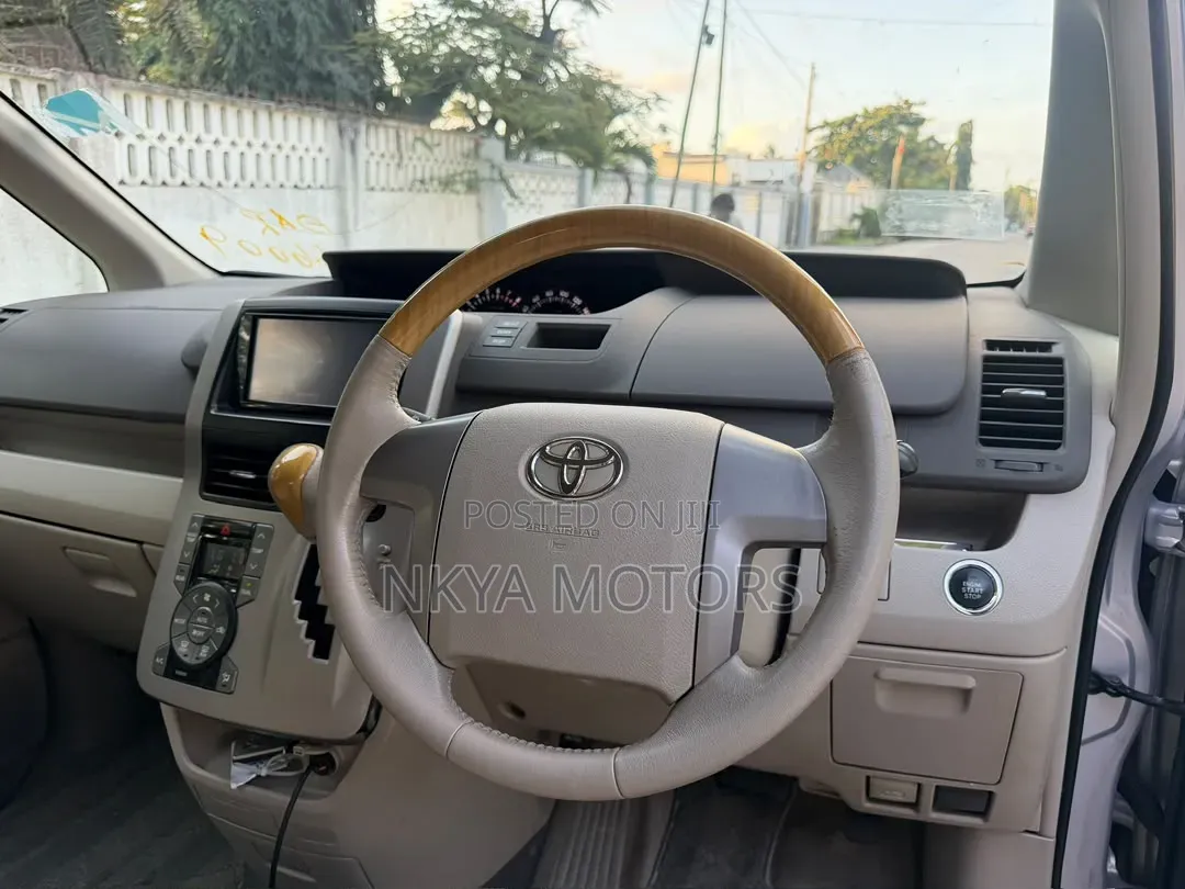 Toyota Noah 2009 Gray