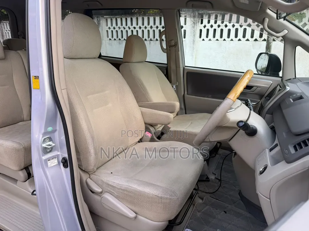 Toyota Noah 2009 Gray