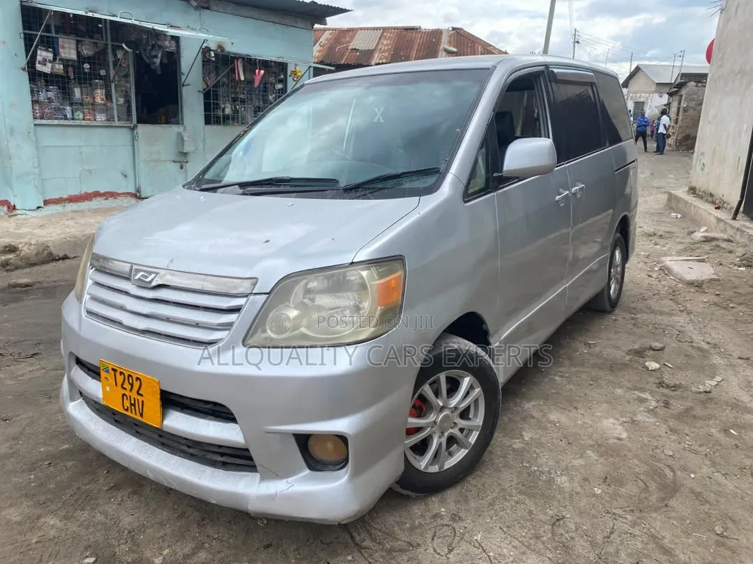 Toyota Noah 2005 Silver