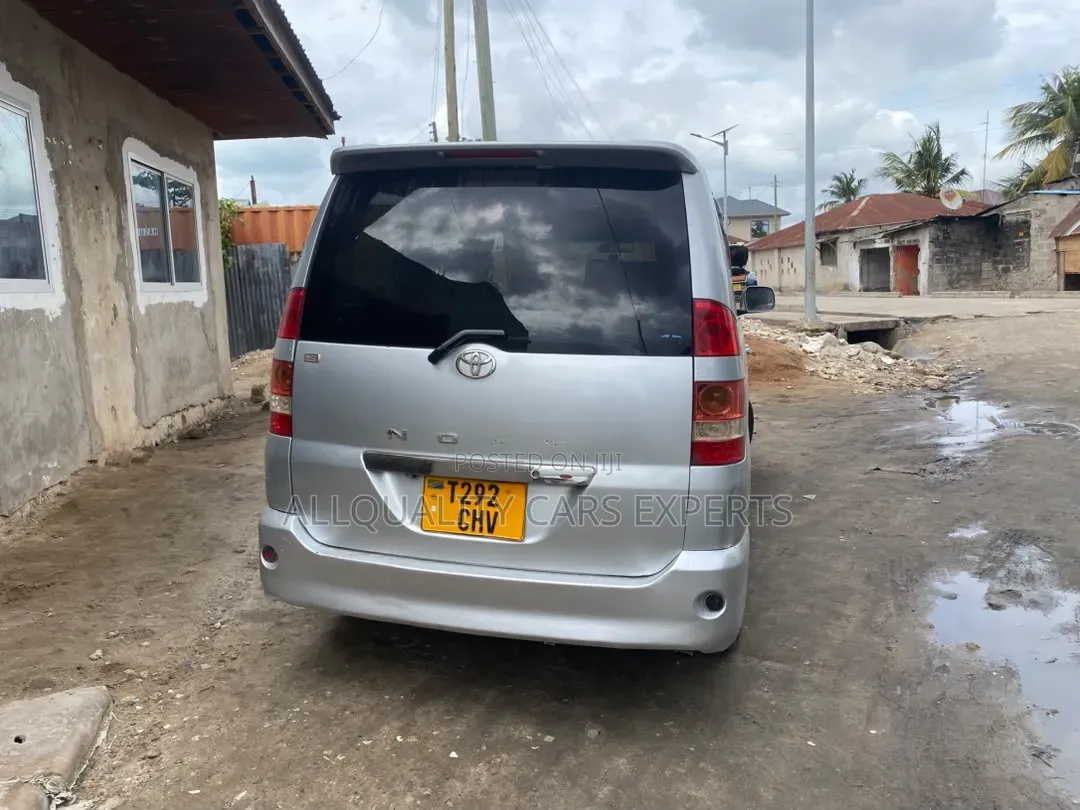 Toyota Noah 2005 Silver