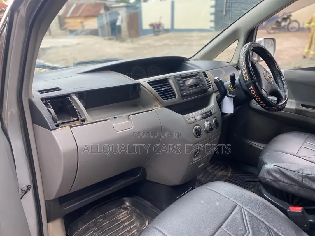 Toyota Noah 2005 Silver