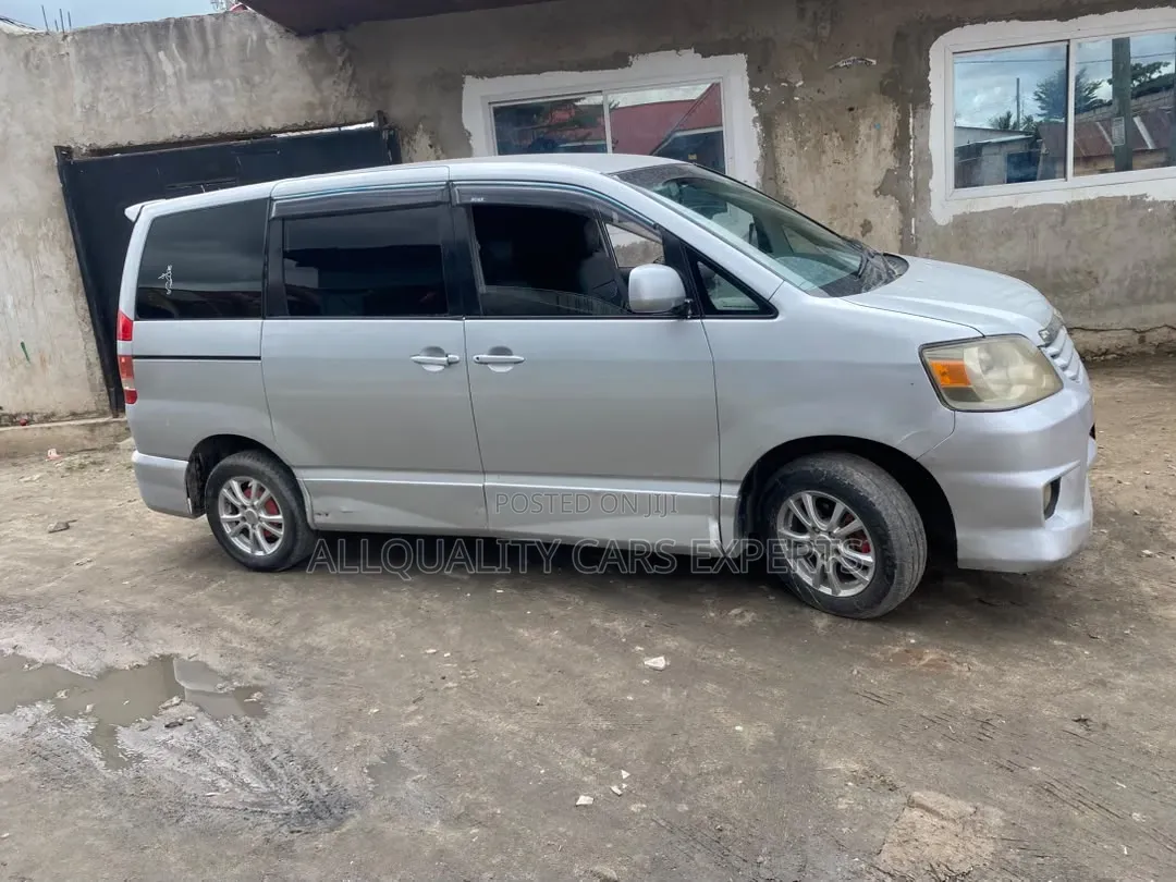 Toyota Noah 2005 Silver