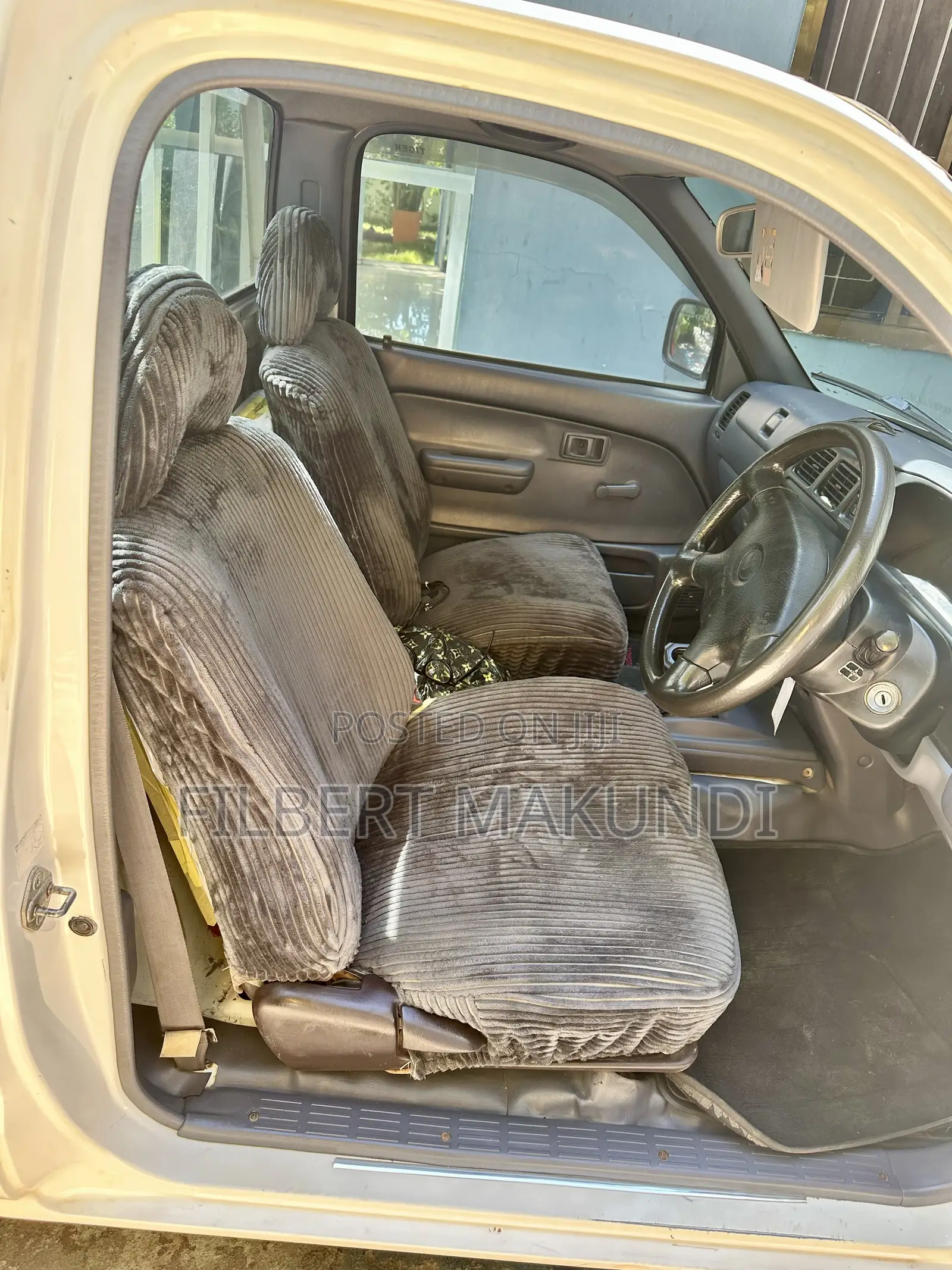 Toyota Hilux 2001 White